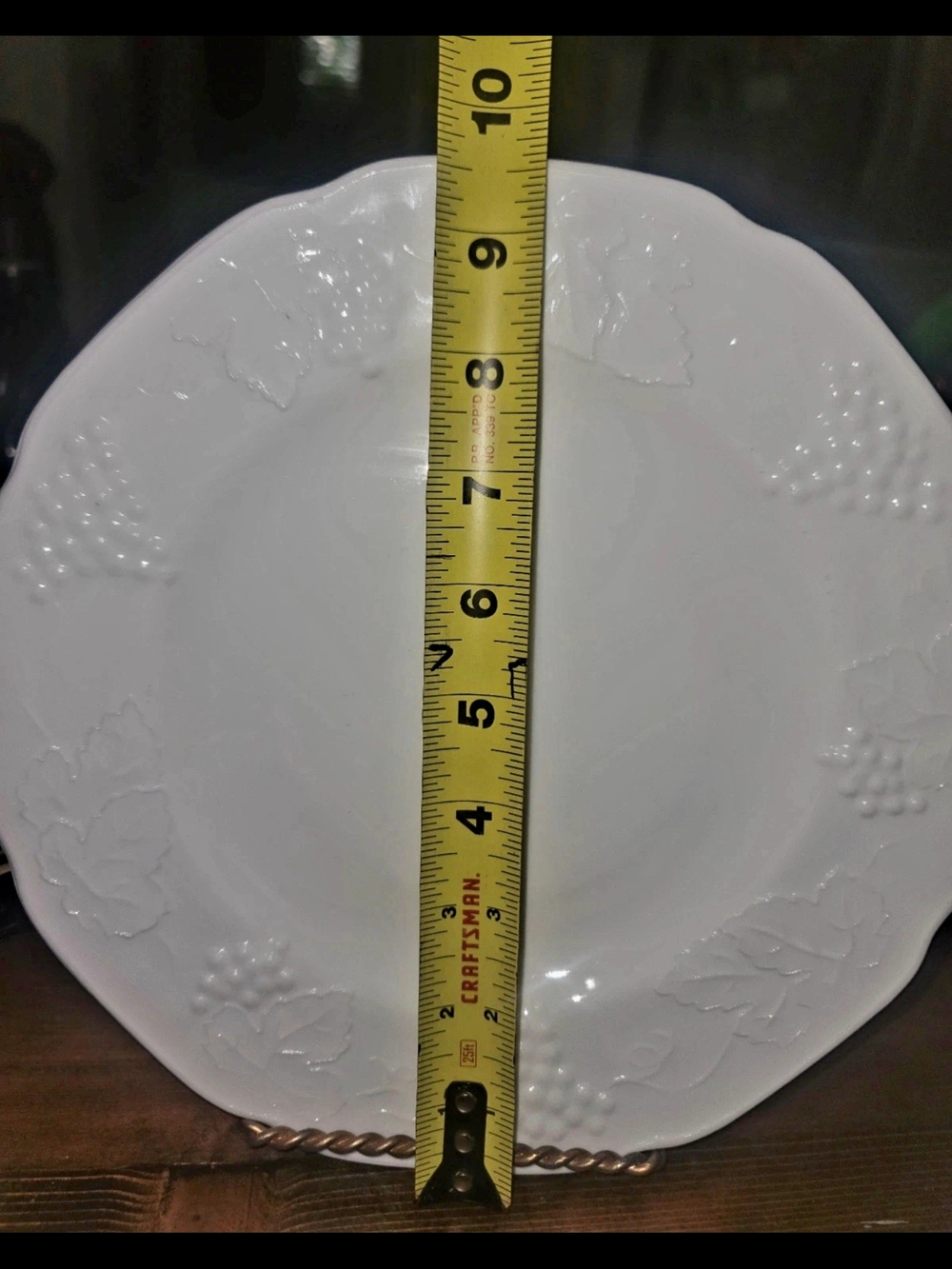 White Embossed Grape Motif Dinner Plate - Elegant Home Dining - Picture 3 of 4
